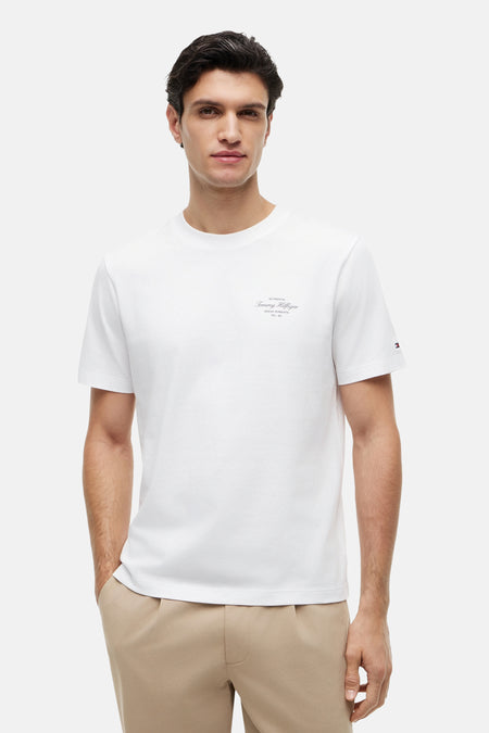 Witte korte mouw T-shirt van TOMMY HILFIGER met klein logo op borst en mouw, gedragen door model in lifestyle shot