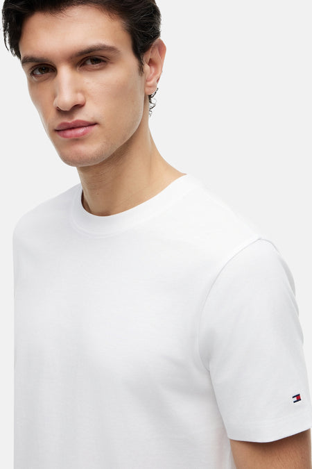 Witte korte mouwen T-shirt van TOMMY HILFIGER, met ronde hals en klein logo op mouw, model in close-up zijaanzicht