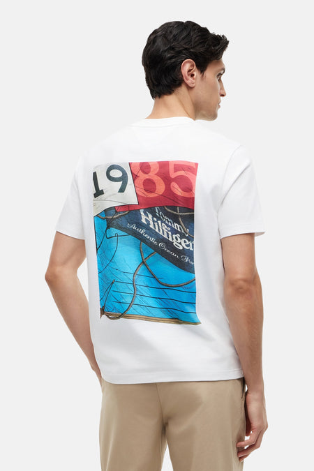 Witte korte mouw T-shirt van TOMMY HILFIGER met kleurrijke 1985 print op rug, zijaanzicht model