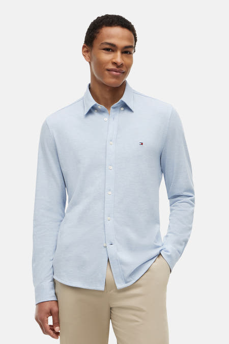 Lichtblauw overhemd met lange mouwen van TOMMY HILFIGER, gestikt logo op borst, gestreept textuur, front view, model draagt beige broek