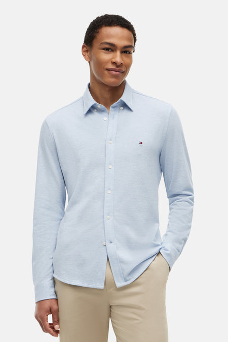 Lichtblauw overhemd met lange mouwen van TOMMY HILFIGER, gestikt logo op borst, gestreept textuur, front view, model draagt beige broek