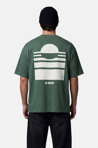 T-shirt BASELAB à manches courtes de couleur verte, avec un logo blanc sur la poitrine.