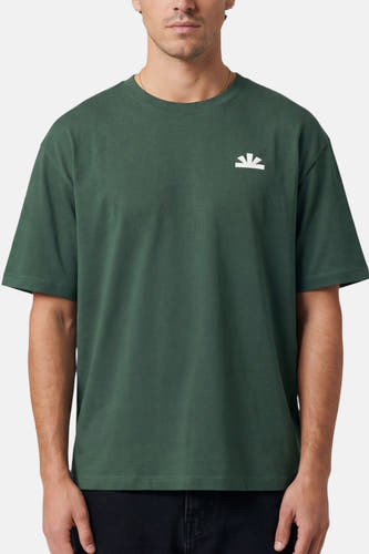 Groen T-shirt met korte mouwen van BASELAB, met een wit logo op de borst.