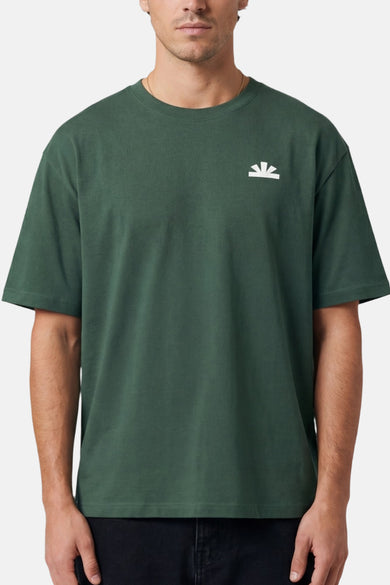 T-shirt BASELAB à manches courtes de couleur verte, avec un logo blanc sur la poitrine.