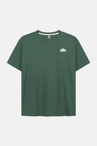 Groen T-shirt met korte mouwen van BASELAB, met een wit logo op de borst.
