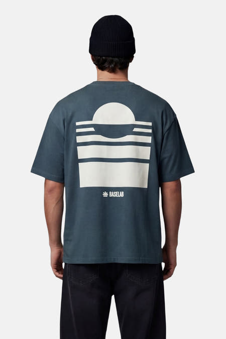 Blauw T-shirt met korte mouwen van BASELAB, met een grafische print op de achterkant en een zwarte muts.
