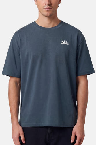 T-shirt bleu à manches courtes de BASELAB, avec un petit logo blanc sur la poitrine.