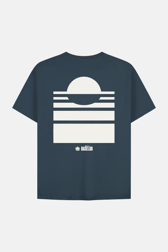 Blauw T-shirt met korte mouwen van BASELAB, met een grafisch ontwerp van een zon en horizon.