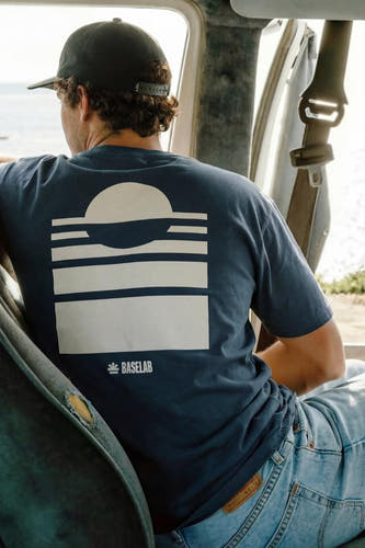 T-shirt bleu à manches courtes de BASELAB, avec imprimé abstrait au dos, porté dans une voiture.