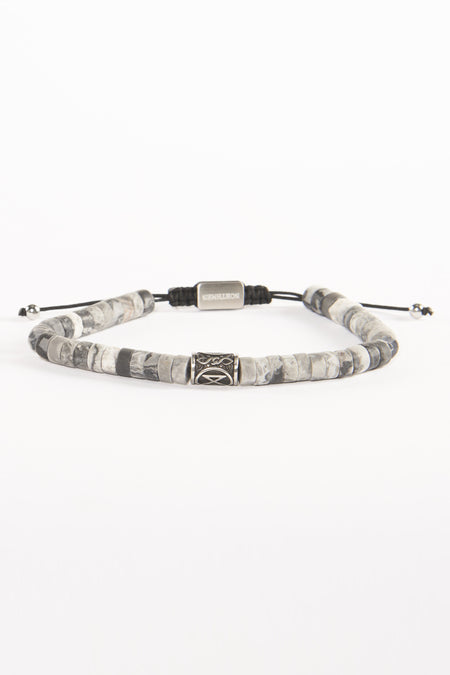 Grijze armband van NORTHMEN met gemêleerde stenen en een zilverkleurige kraal met details.
