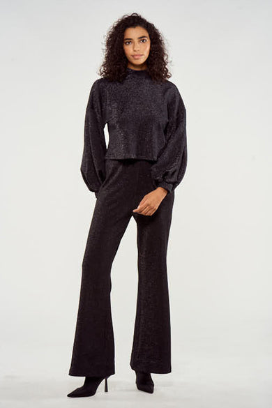 Pantalon noir de NOOR BY NORA GHARIB, avec des jambes fuselées et associé à une chemise coordonnée.