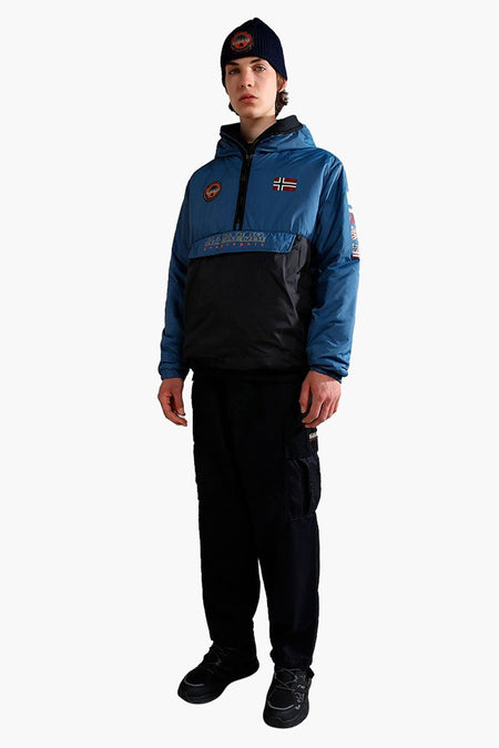 Zwarte cargobroek van NAPAPIJRI, met zakken en gedragen met een blauw en zwart jack en een muts.
