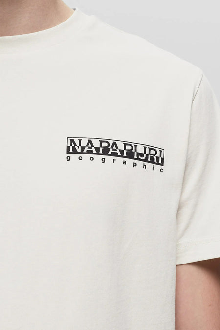Ecru T-shirt van NAPAPIJRI met een rechthoekig logo met de merknaam en ‘geographic’ erop.
