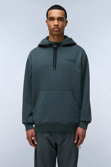 Groene sweater met kap van NAPAPIJRI, met een buidelzak aan de voorkant, gedragen met een bijpassende broek.