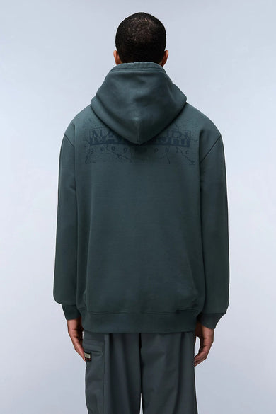 Groene sweater met kap van NAPAPIJRI, met donkere print op de rug en bijpassende broek.