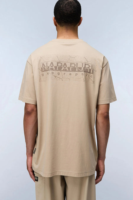 Beige T-shirt met korte mouwen van NAPAPIJRI, met een logo print op de achterkant.

