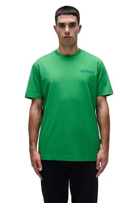 Groen T-shirt met korte mouwen van NAPAPIJRI, met logo op de borst en gedragen met een zwarte broek.
