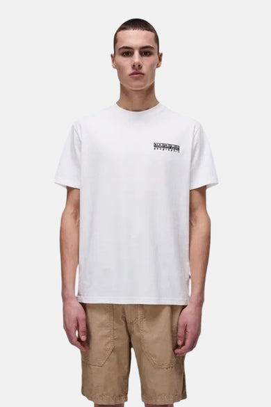 Man in witte T-shirt en kaki shorts.