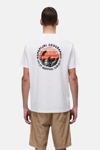 Achterkant van een man in een wit T-shirt met een print en beige shorts.