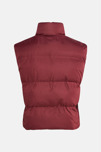 Bordeaux bodywarmer van HAILYS, met een opstaande kraag en doorgestikte horizontale banen.
