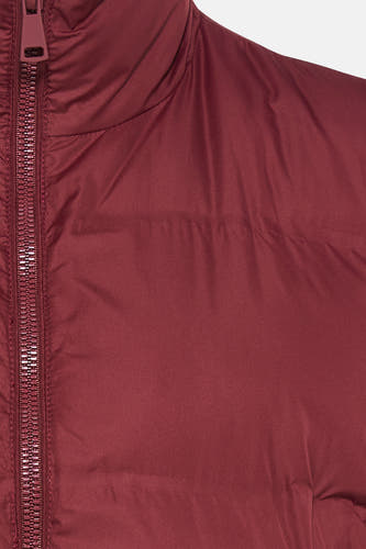 Bordeaux bodywarmer van HAILYS, met een gladde stof en een doorlopende rits aan de voorkant.