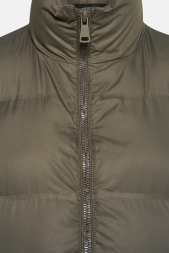 Kaki bodywarmer van HAILYS, met een verticale zilverkleurige rits en een opstaande kraag.
