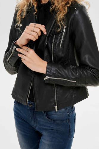 Veste noire imitée de ONLY, avec des fermetures éclair et des détails argentés, portée avec des jeans bleus.
