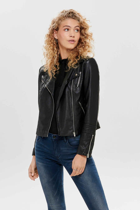 Zwarte imitatielederen jas van ONLY, met zilverkleurige ritssluitingen en gedragen met een donkere jeans.
