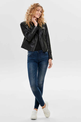 Manteau noir en imitation de cuir ONLY, avec des fermetures éclair argentées, associé à un jeans foncé et des baskets blanches.