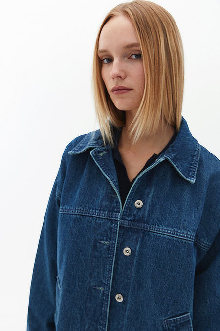 Jean en denim de OXXO, en bleu foncé, avec des boutons argentés et un col classique.