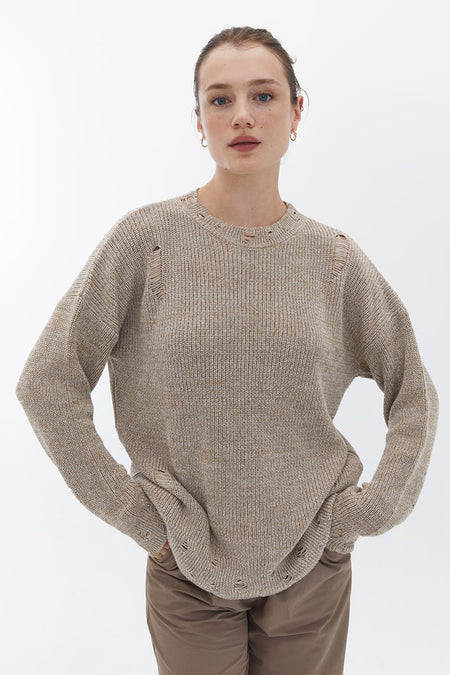 Beige trui met ronde hals van OXXO, met decoratieve rafels aan de halslijn en zoom.
