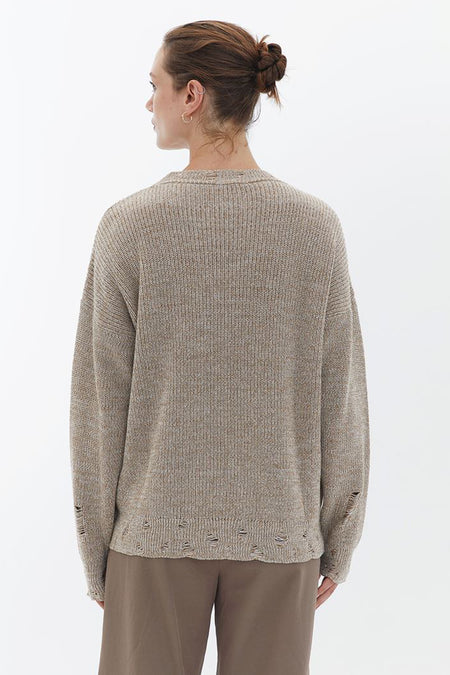 Beige trui met ronde hals van OXXO, met ribgebreide textuur en gerafelde details aan de onderkant.