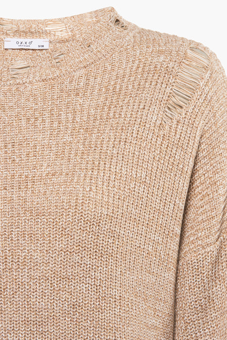 Beige ronde hals trui van OXXO, met gerafelde details aan de hals en schouder.

