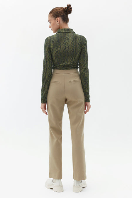 Beige broek van OXXO, achterkant, met rechte pijpen en zakken.