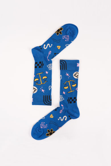 Chaussettes bleues de Happy Socks® avec des motifs astrologiques, y compris une balance et des cœurs.