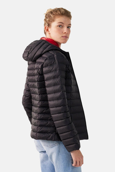 Manteaux de pluie noirs JOTTOTT capuchon, portés avec une chemise rouge et des jeans bleus clairs.