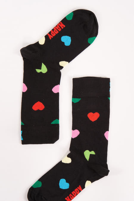 Zwarte sokken van Happy Socks, versierd met kleurrijke hartjes.