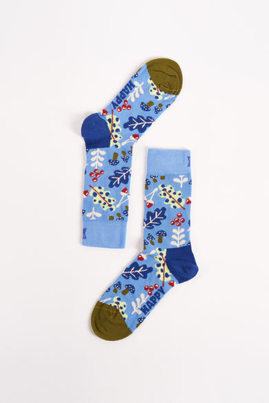 Blauwe sokken met bosmotief van Happy Socks, groene teen en hak, kleurrijke paddenstoelen en bladeren, platte lay-out