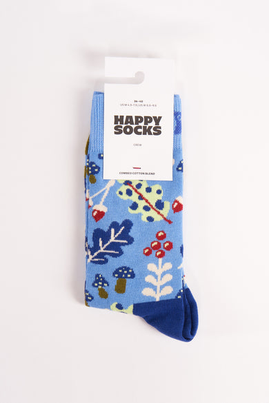Blauwe crew sokken van Happy Socks® met bosmotief, paddenstoelen en bessen, gebreid in katoenmix, op witte achtergrond