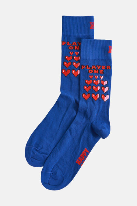 Blauwe sokken van Happy Socks, met rood pixelhartjes en opschrift "Player One" en "Play On".