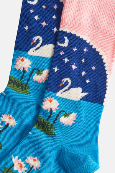 Veelkleurige sokken van Happy Socks® met zwanen, waterlelies, sterren en een maan.