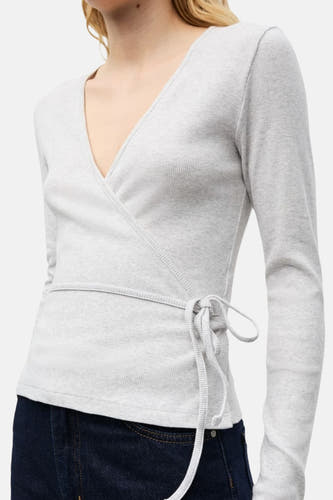 Grijs T-shirt met lange mouwen van ENVII, met wikkeldetail en donkere jeans.
