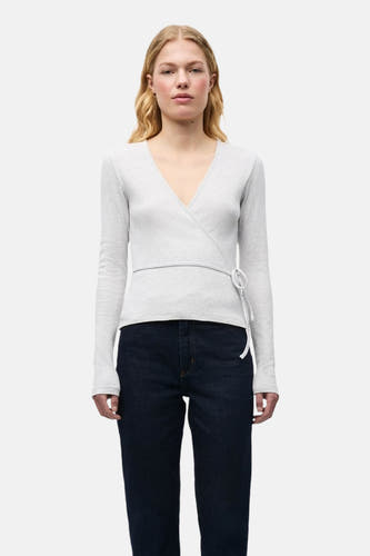 Grijs T-shirt met lange mouwen van ENVII, met overslag detail en lange mouwen, gedragen met een donkere jeans.
