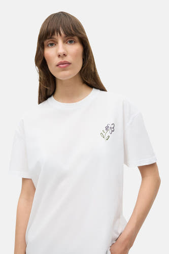Wit T-shirt met korte mouwen van ENVII, met een geborduurd bloemenmotief op de borst.
