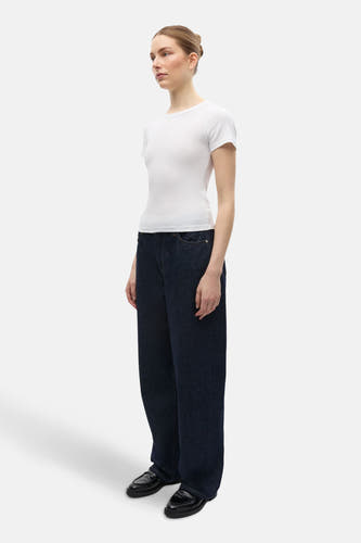T-shirt blanc à manches courtes d'ENVII, porté avec des jeans bleu marine et des chaussures noires.