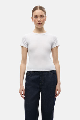 T-shirt blanc à manches courtes d'ENVII, porté avec un jean bleu foncé.