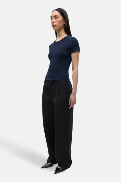 Blauw T-shirt met korte mouwen van ENVII, gedragen met zwarte pantalon en zwarte pumps.