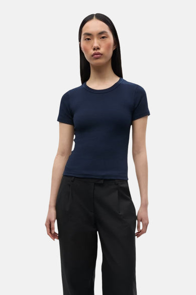 Blauw T-shirt met korte mouwen van ENVII, gecombineerd met een zwarte pantalon tegen een witte achtergrond.
