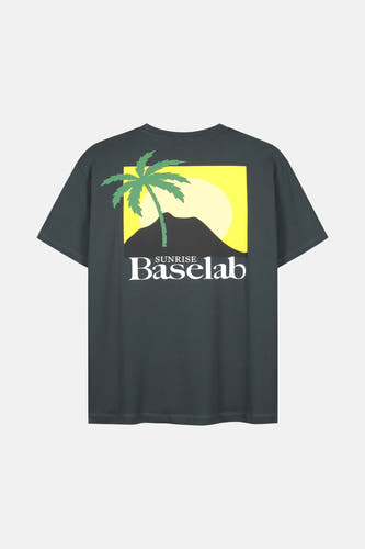 T-shirt gris à manches courtes de BASELAB, avec une impression d'un palmier et d'un lever de soleil sur le dos.