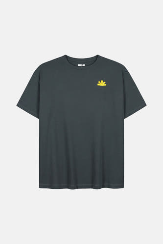 Grijs T-shirt met korte mouwen van BASELAB, met een kleine gele grafische print.
